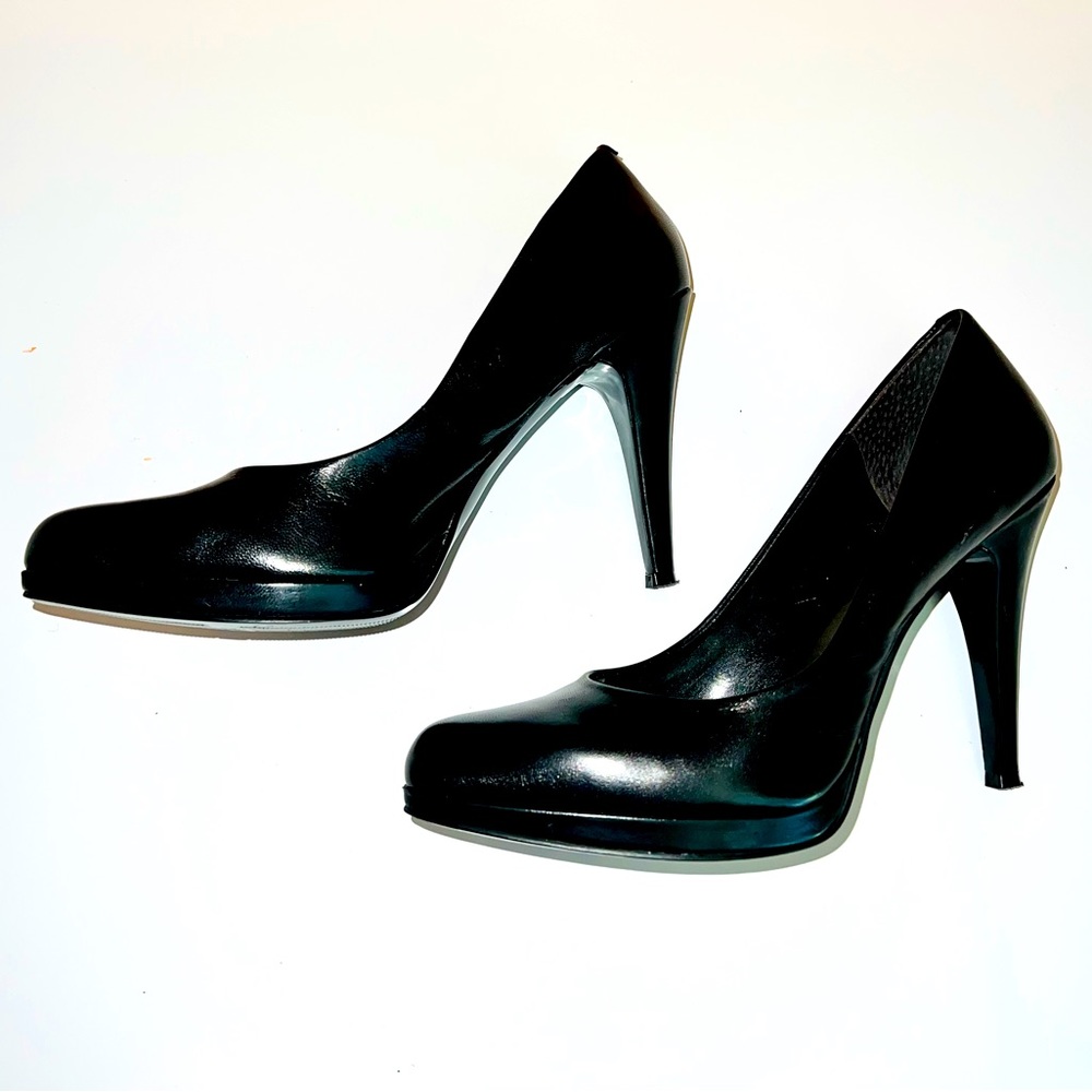 Ninewest classic black pumps!